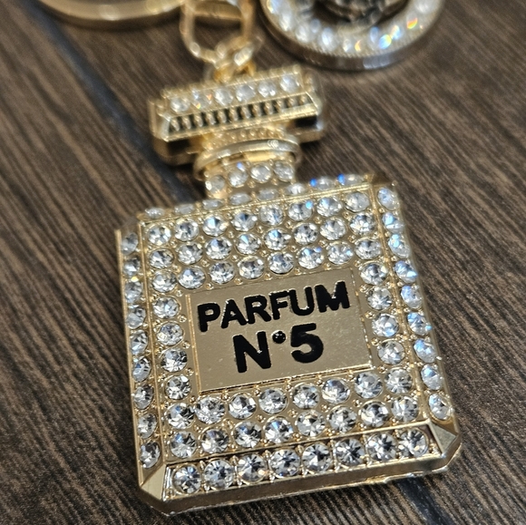 NEW Gold Parfum N°5 Bag Charm/ Keychain - Picture 2 of 6